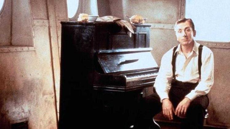 Tim Roth in una scena del film "La leggenda del pianista sull'oceano"