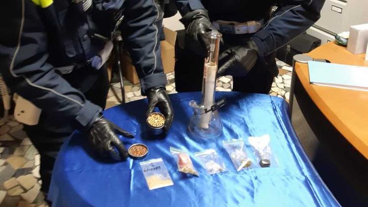 Droga e oggetti per confezionare stupefacenti sequestrati dagli agenti di polizia