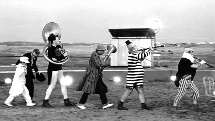 Una scena tratta da "Otto e mezzo" di Federico Fellini