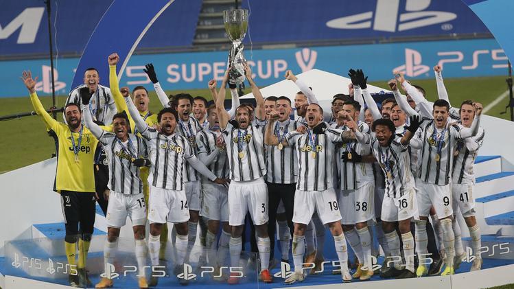 La Juve alza al cielo la Supercoppa (Foto ANSA/ELISABETTA BARACCHI)