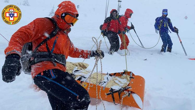 Gli uomini del Soccorso alpino di Asiago impegnati nel recupero dello sciatore