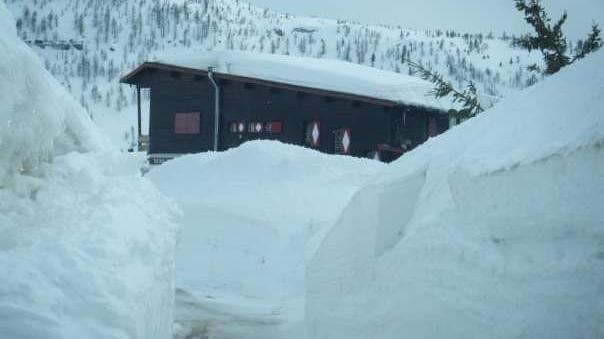 Il rifugio Valbona, sull’alta montagna delle Laste, immerso nella neve e isolato da giorni (Foto Filosofo)