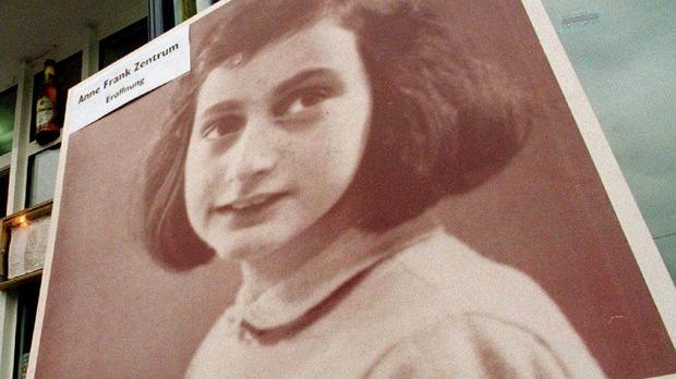 Una foto d'archivio che mostra la riproduzione di una foto di Anna Frank davanti al Centro Studi a lei dedicato a Berlino