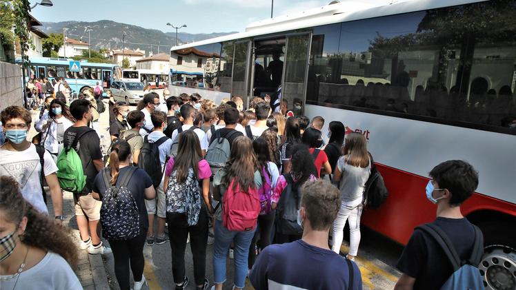 Bus affollati a inizio anno scolastico: scene che non dovrebbero ripetersi
