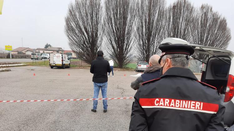 I rilievi dei carabinieri sul luogo del ritrovamento (foto Gonzato)