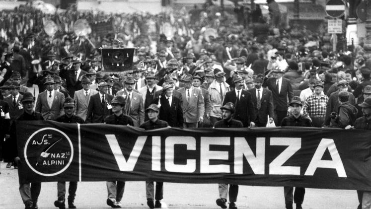 Una foto d'archivio dell'Adunata nazionale del 1991 a Vicenza