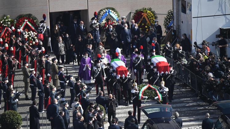 I feretri dell'ambasciatore Attanasio e del carabinieri Iacovacci (foto ANSA/ALESSANDRO DI MEO)