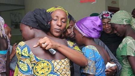 In una foto del 2016 la moglie del vicepresidente della Nigeria consola una ragazza rilasciata dopo un rapimento