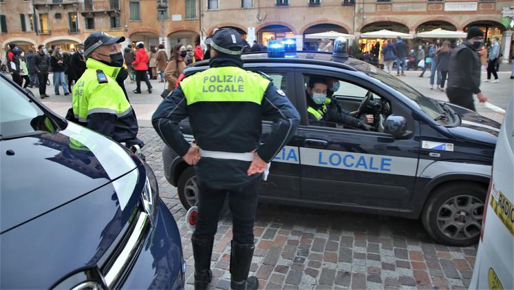 Controlli della polizia locale in centro a Bassano del Grappa (Foto Ceccon)