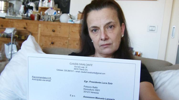 Claudia Cavalcante mostra la lettera inviata a Zaia (Foto Ciscato)