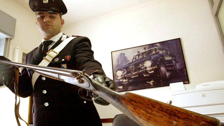Un fucile sequestrato dai carabinieri nel corso di un’indagine (Foto Archivio)