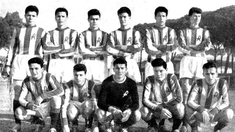La formazione biancorossa che vinse il Torneo di Viareggio nel 1954: Pavinato è il primo in piedi da sinistra