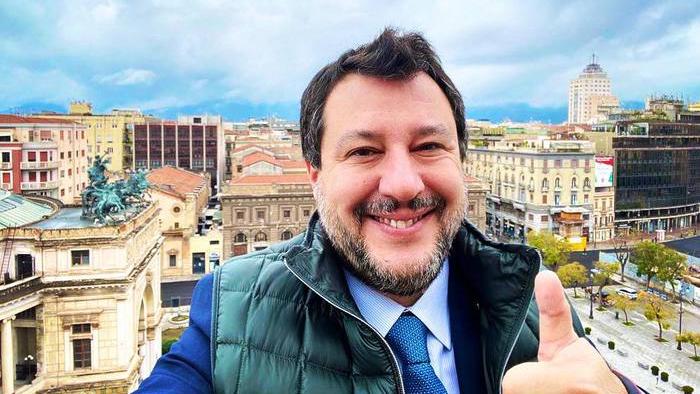 La foto del post pubblicato oggi da Matteo Salvini, con lo sfondo di Palermo