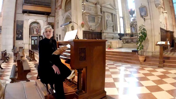 Margherita Dalla Vecchia alla console dell'organo Mascioni della chiesa di San Lorenzo