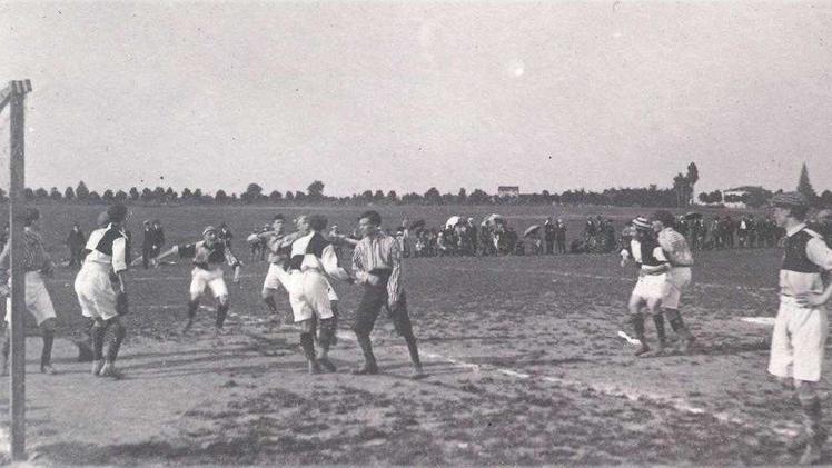 Un'azione di gioco in piazza d'Armi di Armando Boeche  - 16 maggio 1908