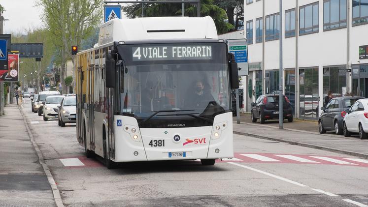 I ragazzini hanno lanciato rifiuti contro un bus tra viale Sant’Agostino e via Vaccari (COLORFOTO)