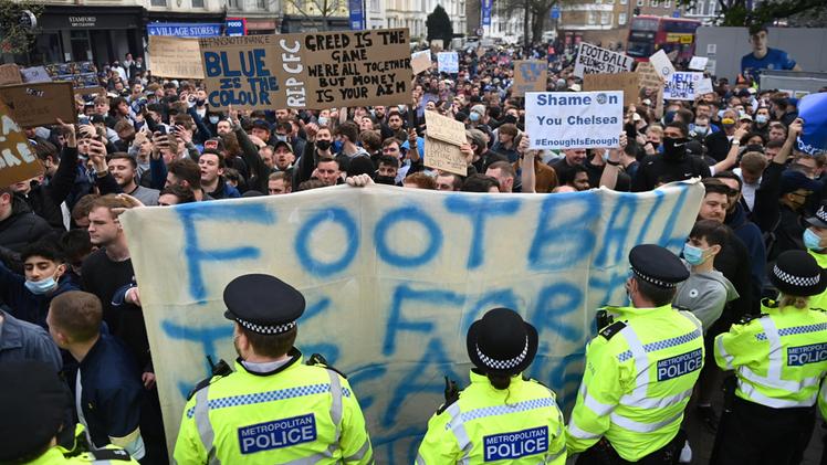 La protesta dei tifosi a Londra contro la Superlega (foto EPA/NEIL HALL)