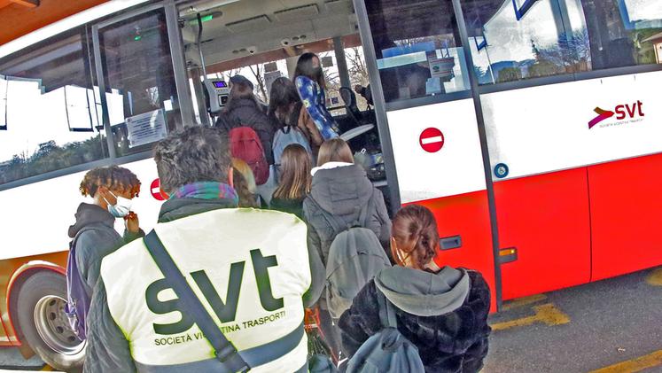 Un mezzo di trasporto di Svt accoglie gli studenti sotto lo sguardo vigile di uno steward