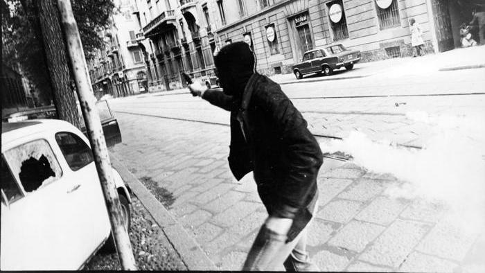 Una delle foto, rilasciate dal Tribunale, rese pubbliche a trent'anni dall'omicidio del vicebrigadiere di Polizia Antonino Custra, ucciso nei violentissimi scontri che scoppiarono il 14 maggio del 1977 (foto Ansa)