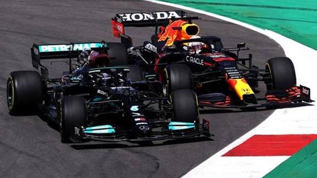 Il sorpasso di Hamilton su Verstappen al Gp del Portogallo, in un fermo immagine