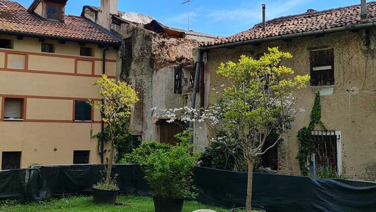 Il tetto crollato dell'edificio che si affaccia su Giardini Parolini e via Beata Giovanna a Bassano