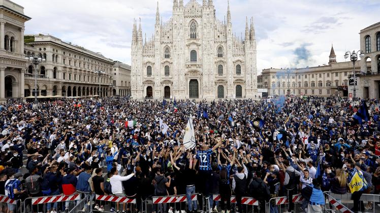 I tifosi nerazzurri in piazza Duomo (foto ANSA/Mourad Balti Touati)