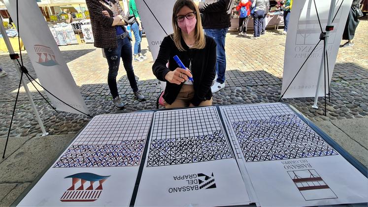 La raccolta voti per il logo del Ponte Vecchio al mercato di Bassano (Foto Ceccon)