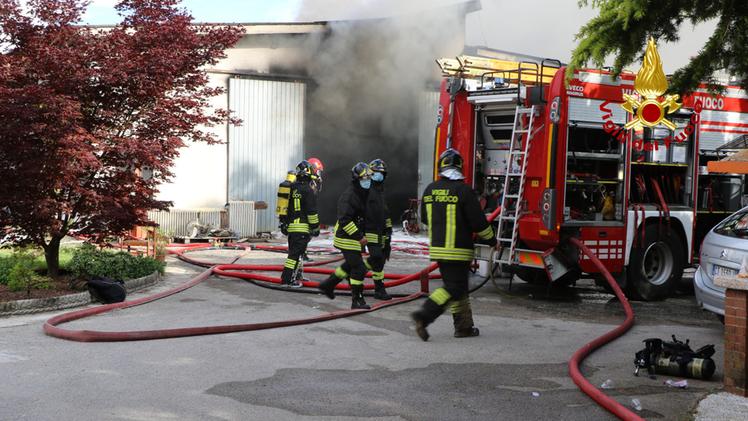Il capannone in fiamme in strada Businello a Vicenza