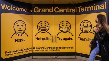 Le indicazioni sul corretto uso delle mascherine alla stazione Grand Central Terminal di New York (Ansa)