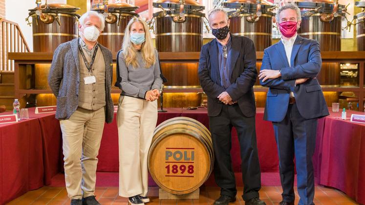I produttori con l’attore Sven-Erik Berchtolf Jacopo Poli alle Distillerie di Schiavon per i primi ciak