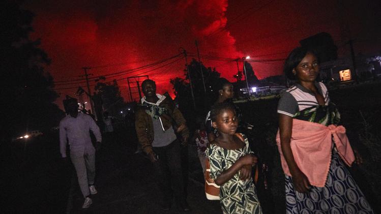 Migliaia di persone sono in fuga verso il confine con il Ruanda