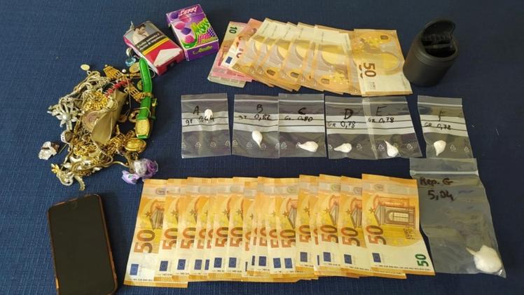 La droga e il denaro sequestrato dai carabinieri