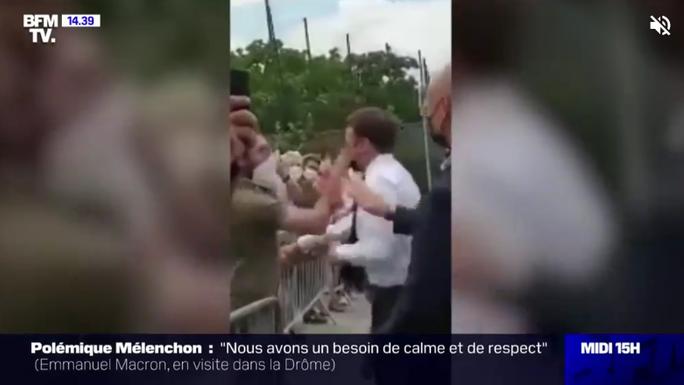 Uno screen shot tratto dal video dell'uomo che schiaffeggia Macron (Foto Ansa)