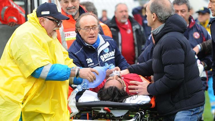 Piermario Morosini mentre viene trasportato fuori dallo stadio di Pescara dopo il malore