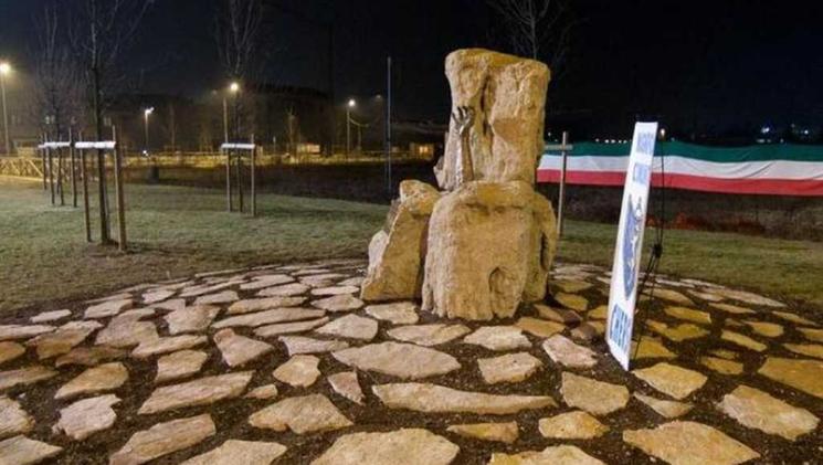 Il monumento dedicato alla memoria delle vittime delle foibe a Montecchio Maggiore