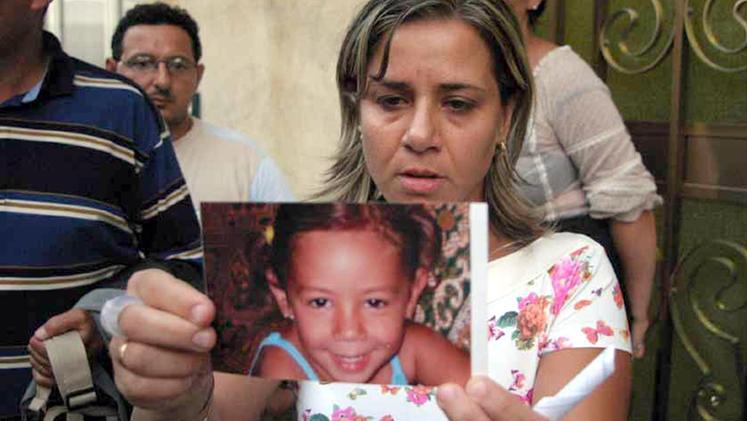 Un'immagine di archivio, datata 01 Settembre 2004, ritrae Piera Maggio, 35 anni, mamma della piccola Denise, con la foto della bimba scomparsa a Mazara del Vallo