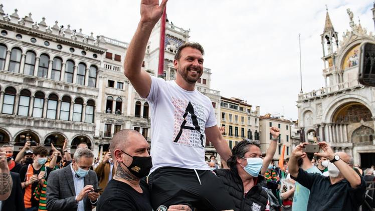 Paolo Zanetti, 38 anni, vive a Valdagno. Nella foto portato in trionfo dai tifosi veneziani a piazza San Marco