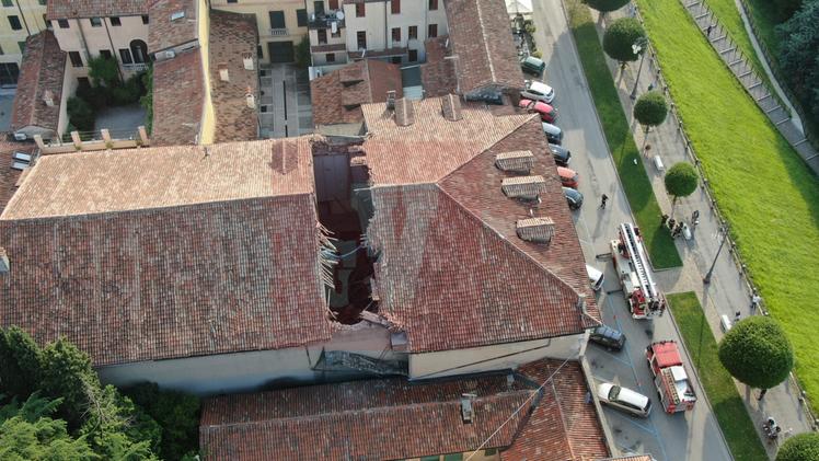 Il crollo che ha interessato lo storico teatro Astra a Bassano (Foto Giancarlo Ceccon)