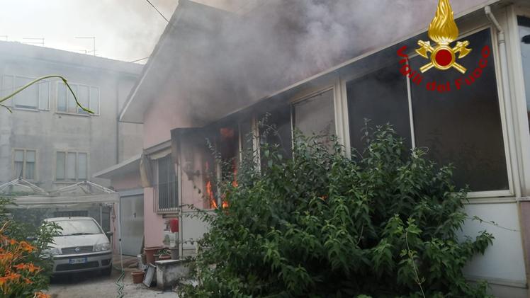 Le fiamme nella veranda dell'abitazione di via Delle due Ferrate a Vicenza