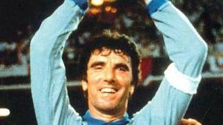 Il capitano Dino Zoff alza la coppa del mondo vinta nel 1982