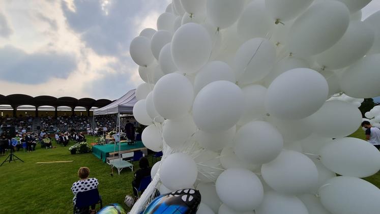 Palloncini bianchi per i funerali di Michele Merlo (Foto Ceccon)