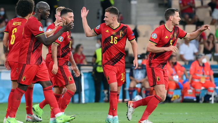 L'esultanza del Belgio dopo il gol di Thorgan Hazard (Foto Ansa / EPA/Lluis Gene)