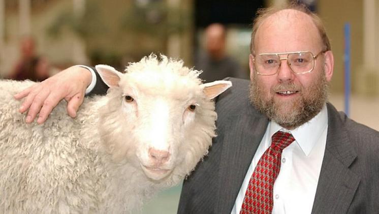 La pecora Dolly e lo scienziato Ian Wilmut (Foto Michael MacLeod)