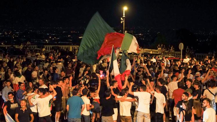 Dopo la vittoria dell’Italia moltissimi vicentini si sono ritrovati a festeggiare a Monte Berico (Colorfoto)