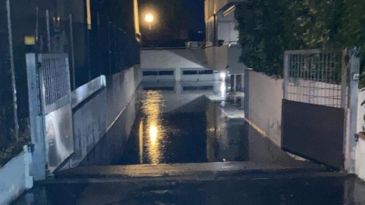 La furia dell’acqua trasformatasi in un torrente ha sfondato cancello e portoni dei garage (Foto Fadda)
