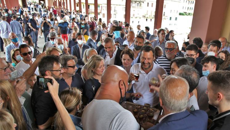 Matteo Salvini sul Ponte degli Alpini durante la sua tappa bassanese (Foto Ceccon)