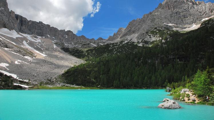 Il lago di Sorapiss sulle Dolomiti (foto d'archivio)