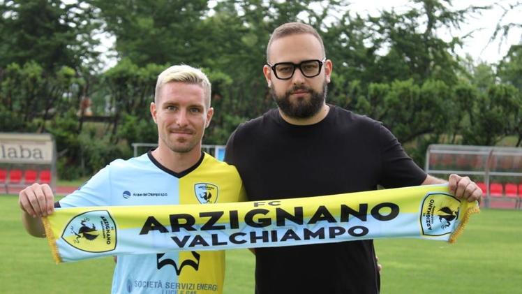Il centrocampista Paolo Beltrame con Enrico Gastaldello, consigliere d’amministrazione dell’Arzignano