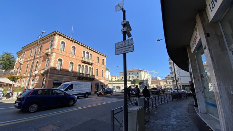 L’attivazione Nella giornata di lunedì il Comune ha acceso la telecamera che controlla i transiti abusivi tra corso San Felice e viale Milano COLORFOTO