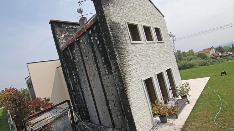 L'abitazione devastata dalle fiamme (Foto Ciscato)